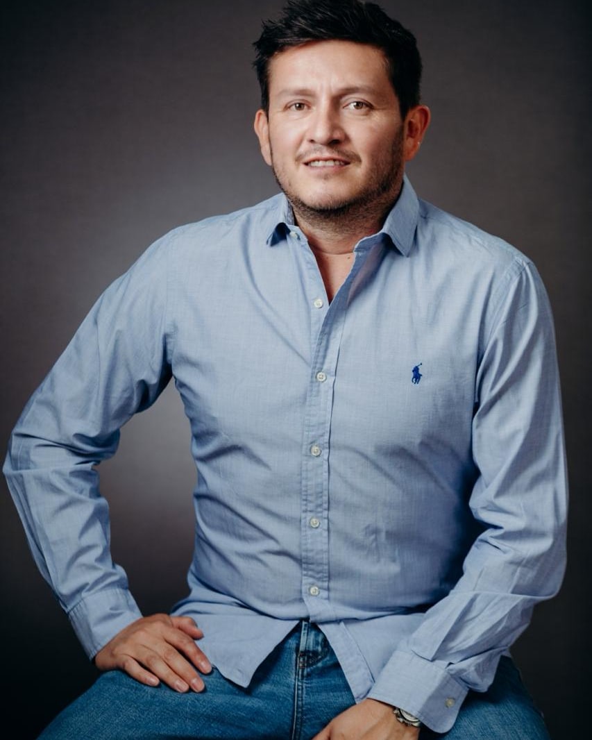 Oscar Velásquez, arquitecto y representante de MILLIMETER by Casanova en Sur América, sentado en un retrato de estudio
