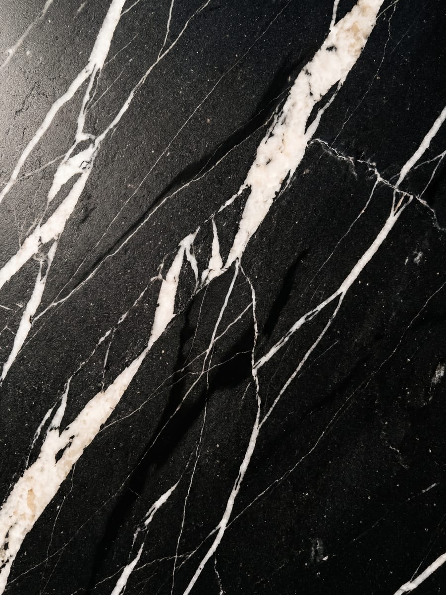 Textura de Nero Marquina, Mármol disponible en espesor de 1 a 5 milímetros